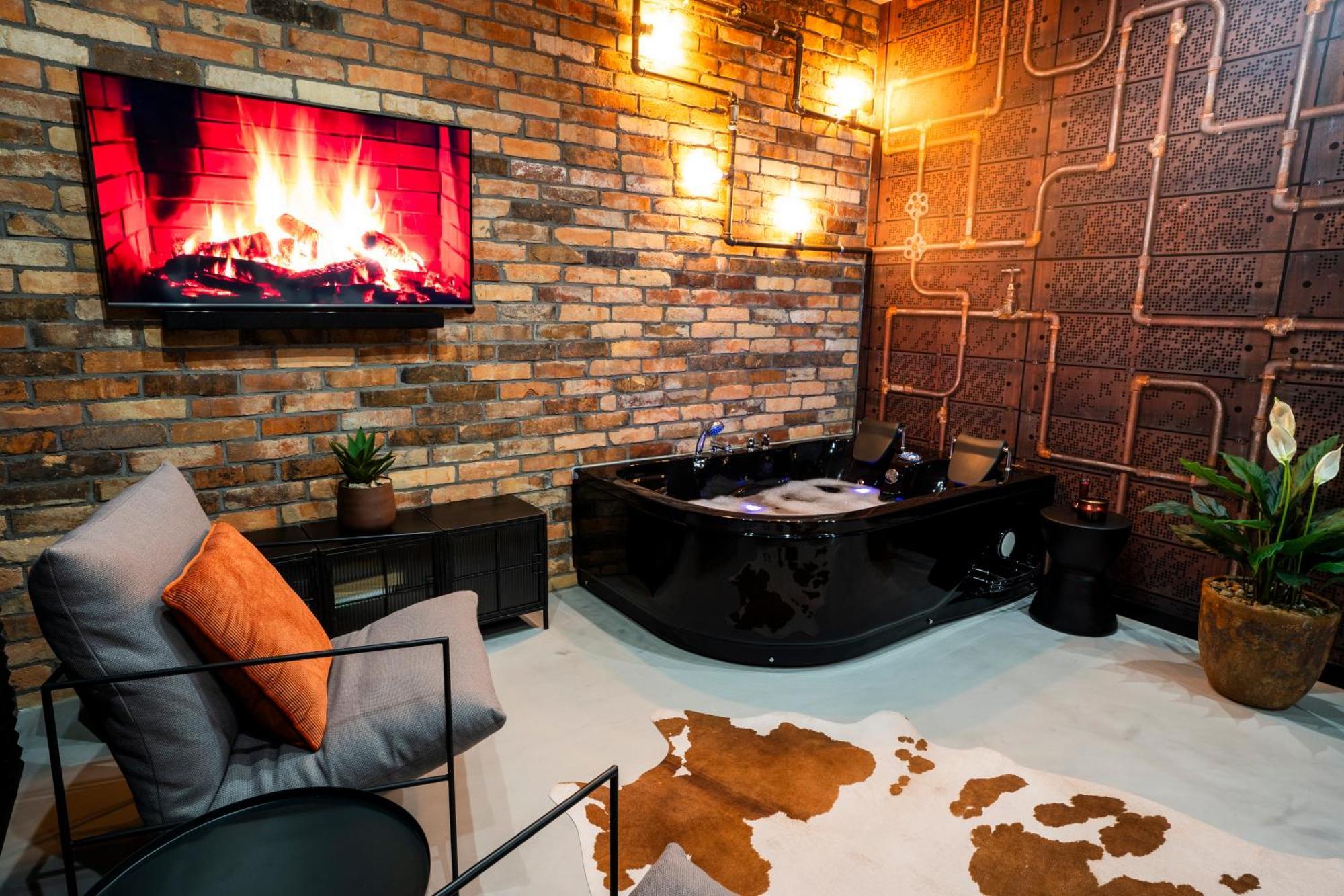 Industrial 58 Jacuzzi Apartment *